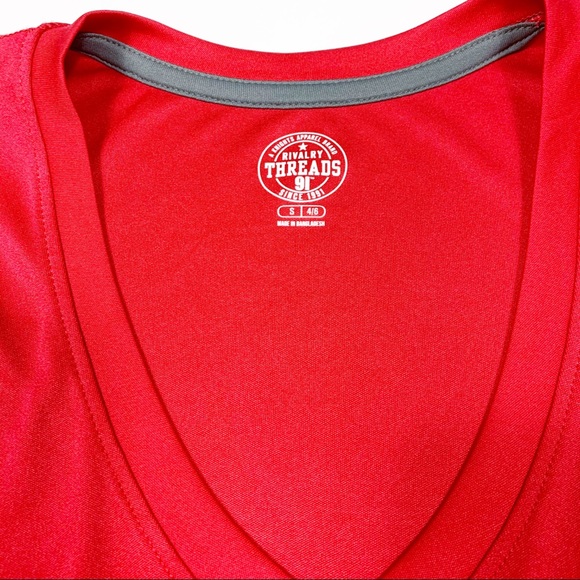 ⭐️Wisconsin Badgers Women’s Red T-Shirt Small - Picture 3 of 5